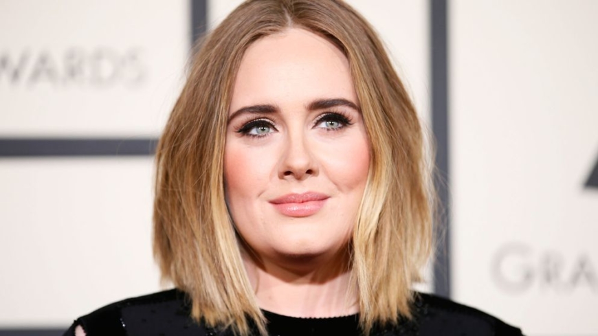 I en intervju med Vanity Fair berättar artisten Adele om hur mycket hon älskar sin son, men att tiden efter att han föddes var tung. Foto: TT